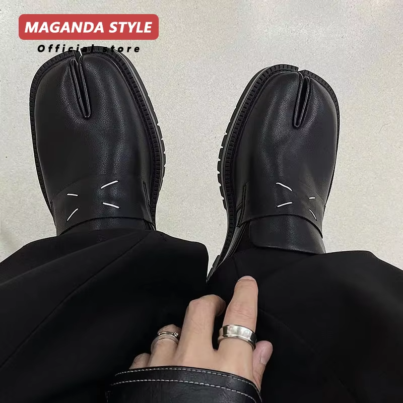 Split-toe opening shape