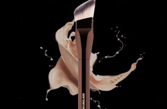 Hourglass Angled Liquid Foundation Cream Blush Brush