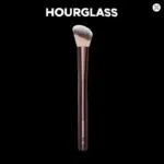 HOURGLASS-No.-15-Liquid-Blush-Angled-Contour-Brush